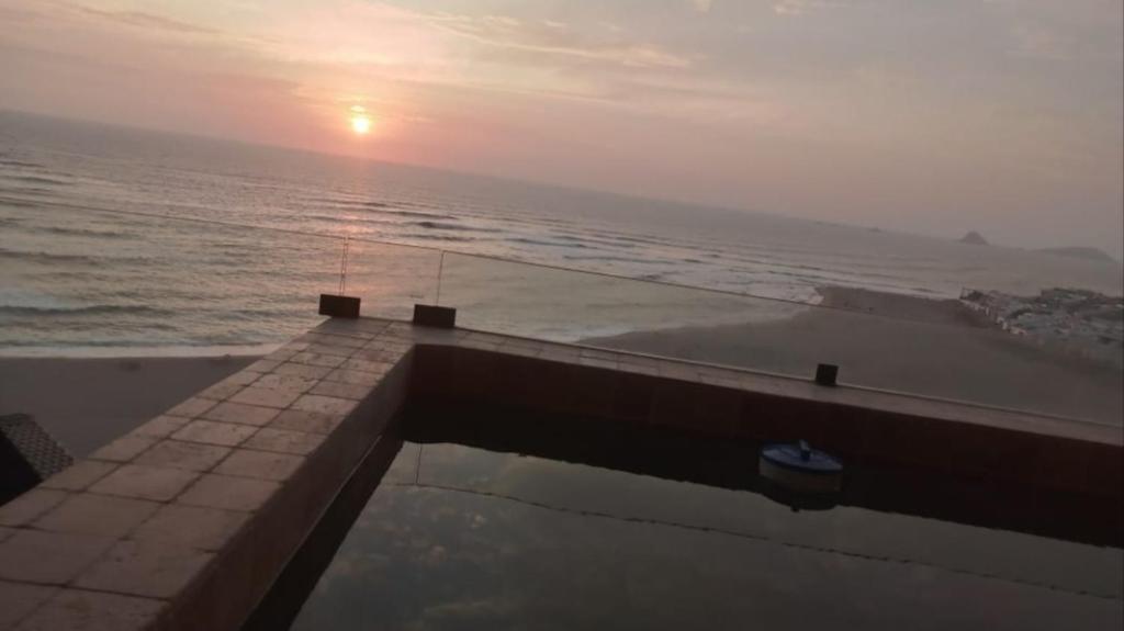 - un coucher de soleil sur l'océan avec une piscine dans l'établissement Depa en Punta Hermosa, à Punta Hermosa