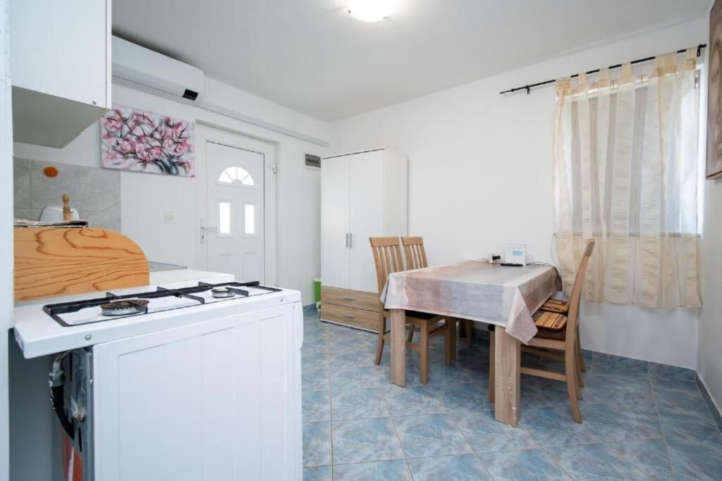 Kuchyňa alebo kuchynka v ubytovaní Apartments Gavro