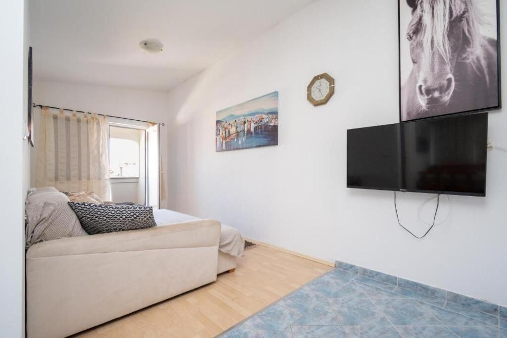 Televízia a/alebo spoločenská miestnosť v ubytovaní Apartments Gavro
