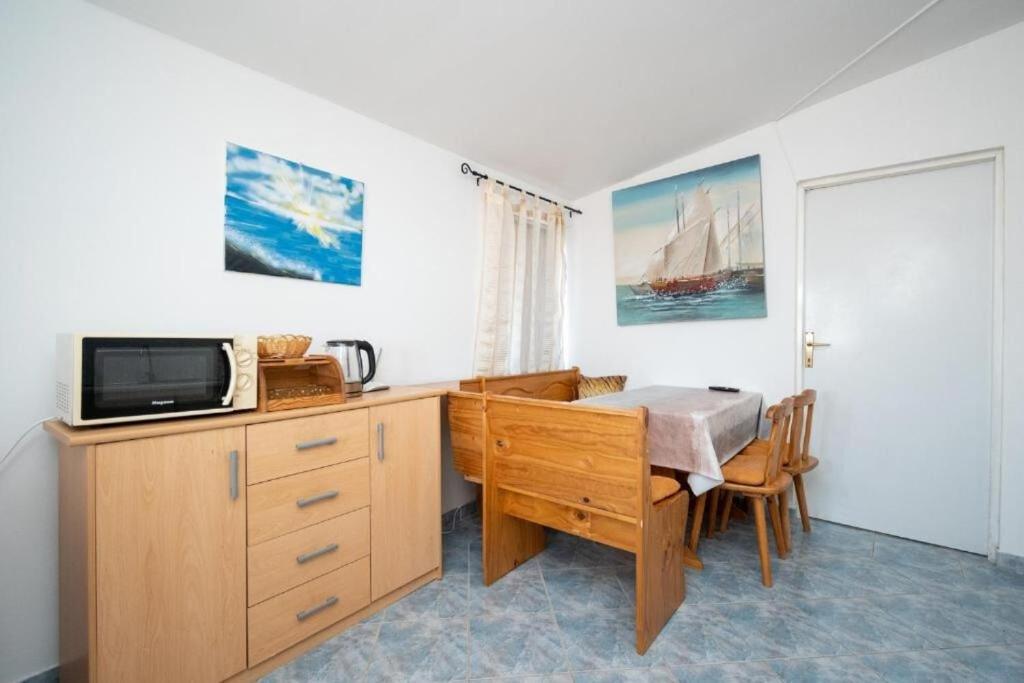 Televízia a/alebo spoločenská miestnosť v ubytovaní Apartments Gavro
