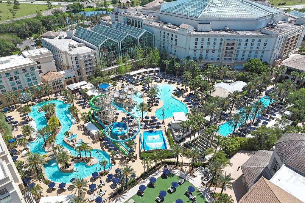 una vista aerea della piscina del resort di Gaylord Palms Resort & Convention Center a Orlando