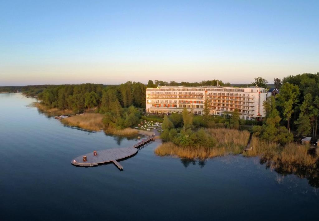 eine Luftansicht eines Gebäudes auf einem Fluss in der Unterkunft Seehotel Fleesensee in Göhren-Lebbin