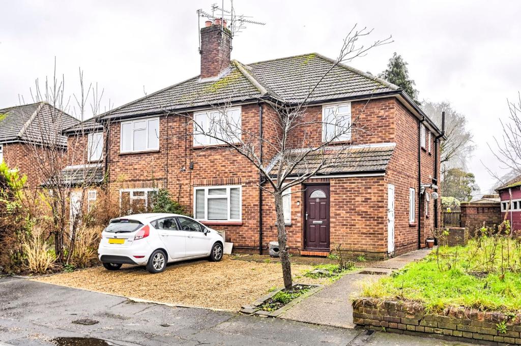 Gambar di galeri bagi 2 bedrooms maisonette Byfleet di Byfleet