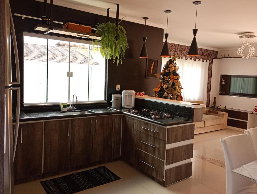 una cucina con un albero di Natale al centro di Duda House com piscina aquecida a Penha