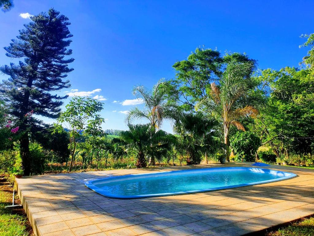 una piscina in mezzo a un cortile alberato di Pousada Menezes a São Gabriel