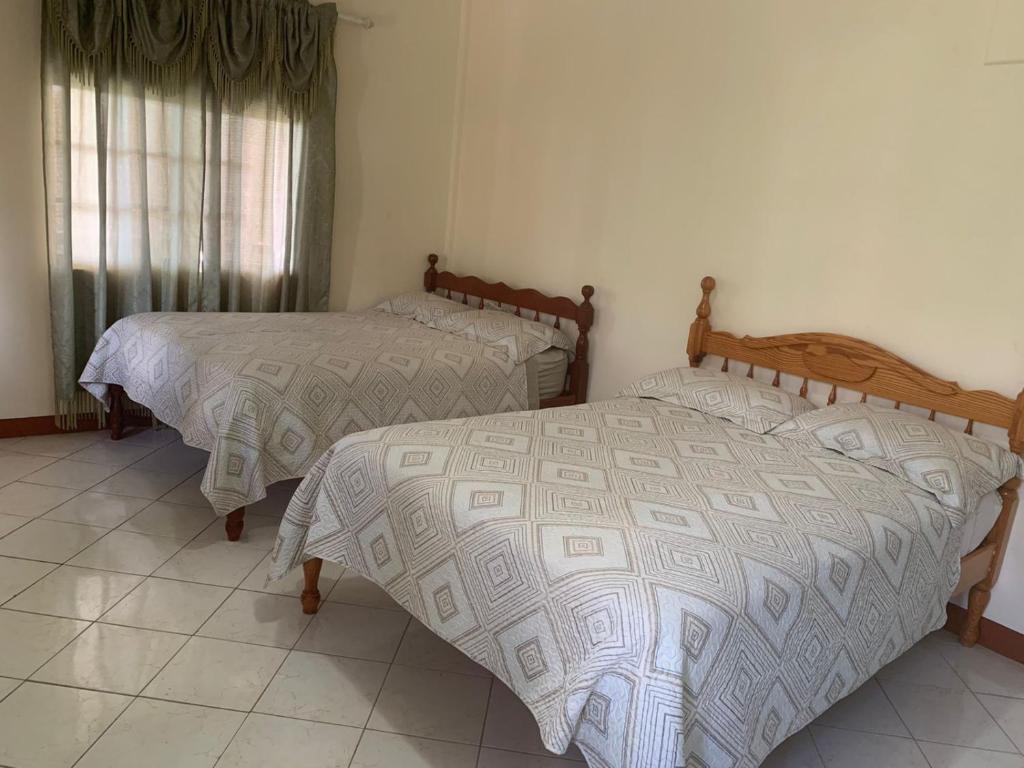 Postel nebo postele na pokoji v ubytování Edward john apartmental rental property