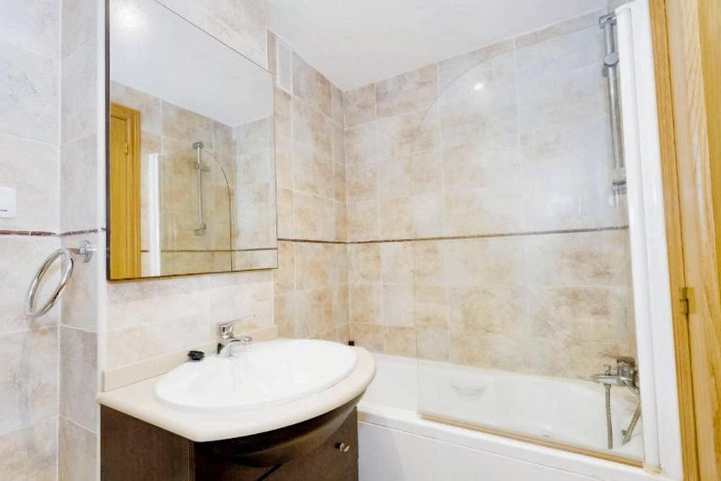 Kúpeľňa v ubytovaní Modern apartment in Oropesa, 60 m², with shared pool