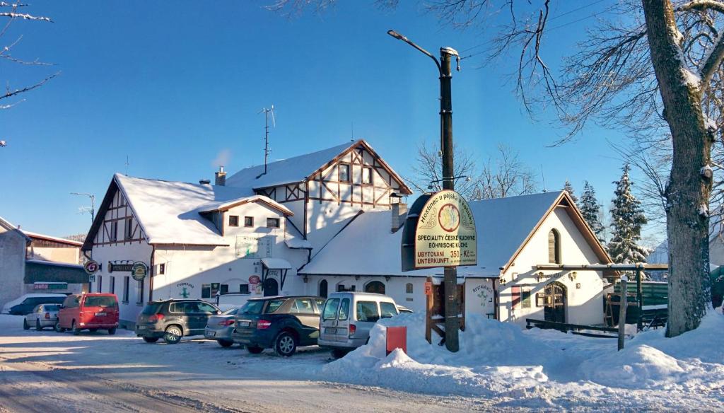 Hostinec U Pejska a Kocicky v zimě