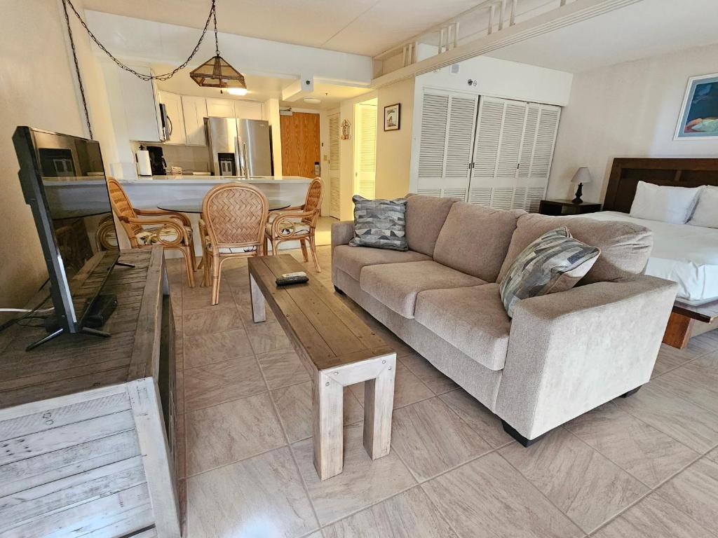 een woonkamer met een bank en een tafel bij Ilikai Tower 936 Lagoon View 1BR in Honolulu
