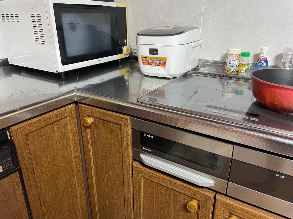Kuchyň nebo kuchyňský kout v ubytování 最高ランク飛騨牛の希少部位と地元野菜の炭火焼きを堪能できる宿ゲストハウスつぐや