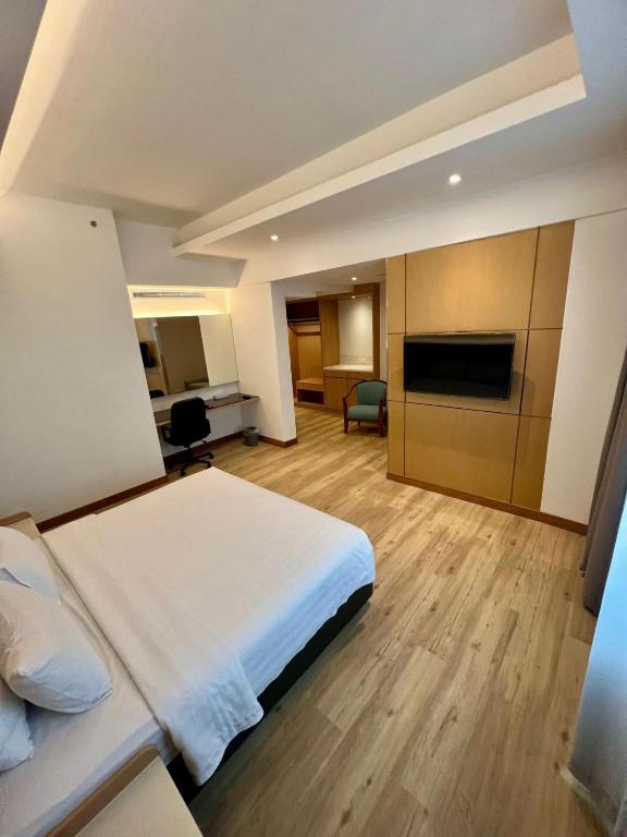 Postel nebo postele na pokoji v ubytování Crystal Crown Hotel Harbour View, Port Klang