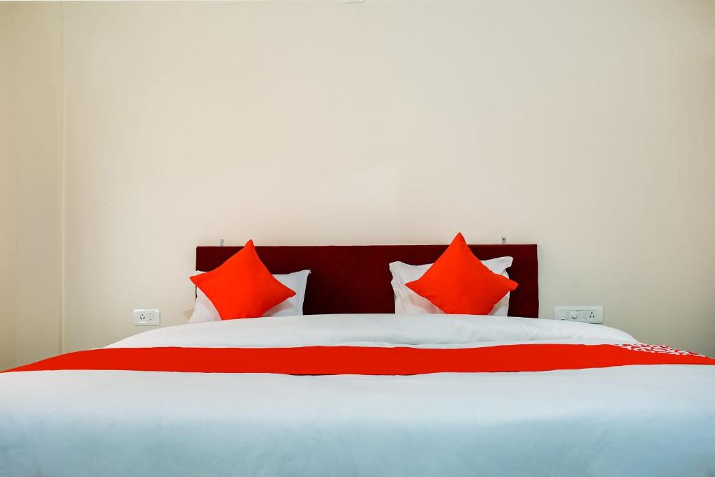 Postel nebo postele na pokoji v ubytování Hotel O Shiv Sai Palace