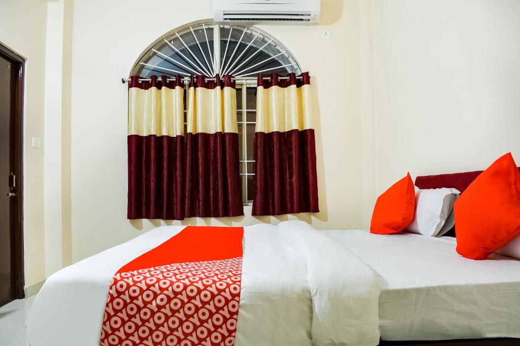 Postel nebo postele na pokoji v ubytování Hotel O Shiv Sai Palace