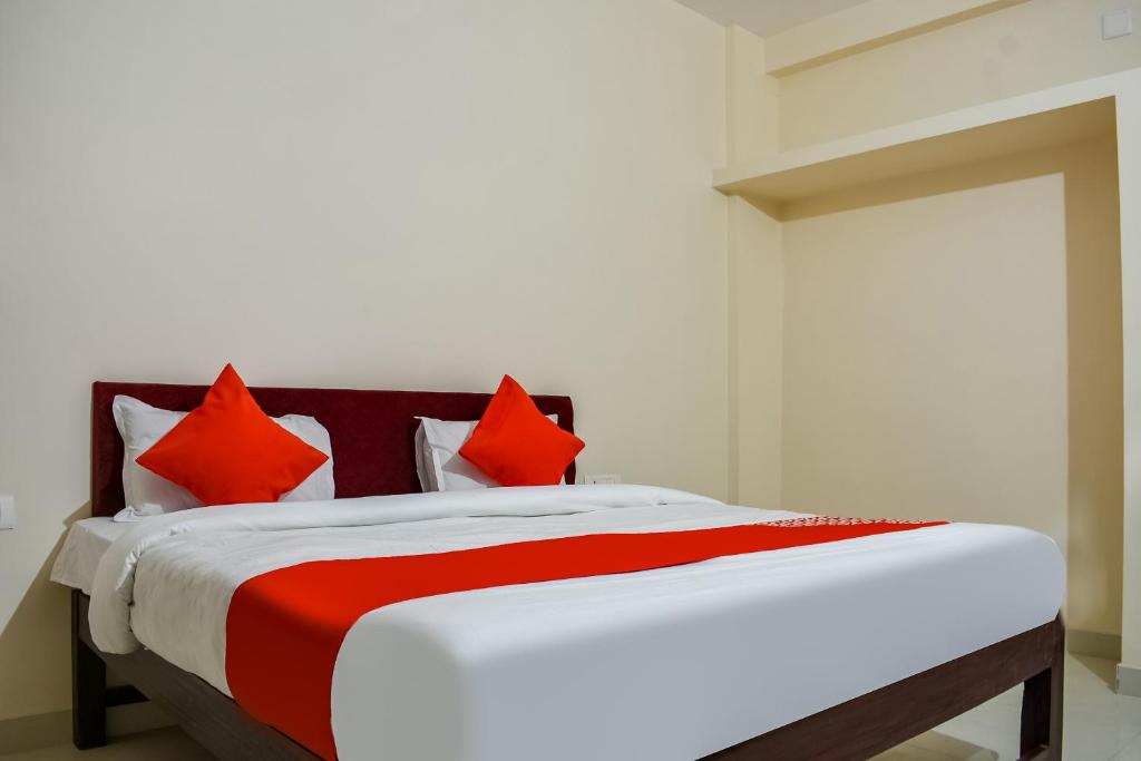 Postel nebo postele na pokoji v ubytování Hotel O Shiv Sai Palace