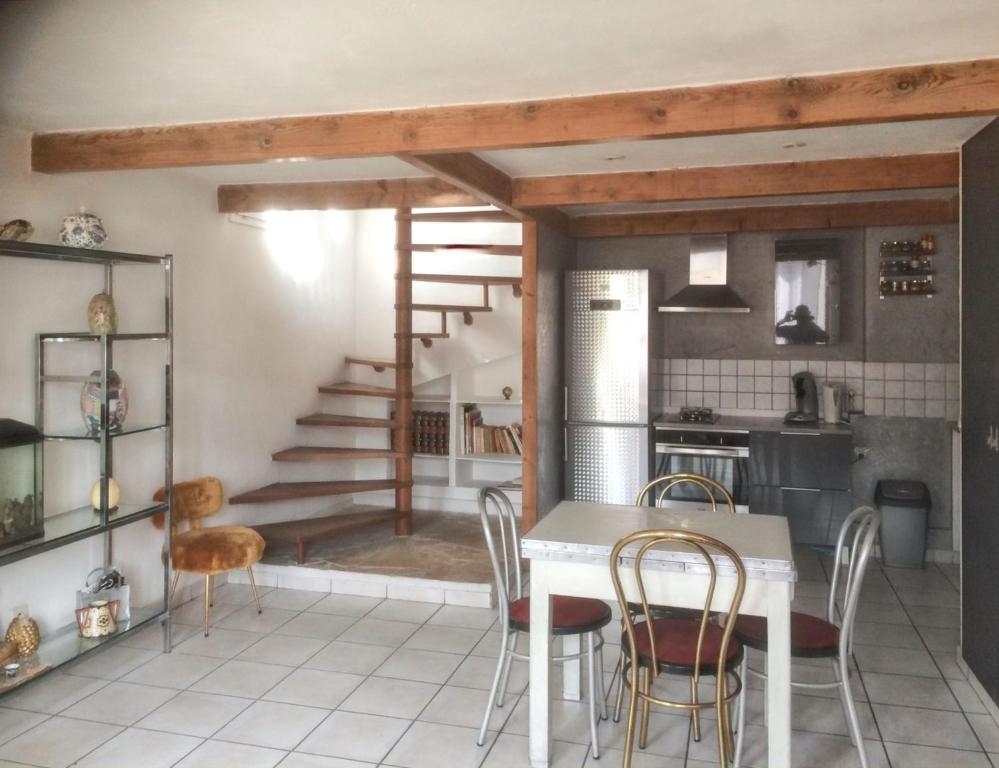 une cuisine et une salle à manger avec une table et des chaises dans l'établissement Appartement charmant à Nice / 50 m² / Vue sur la ville, à Nice