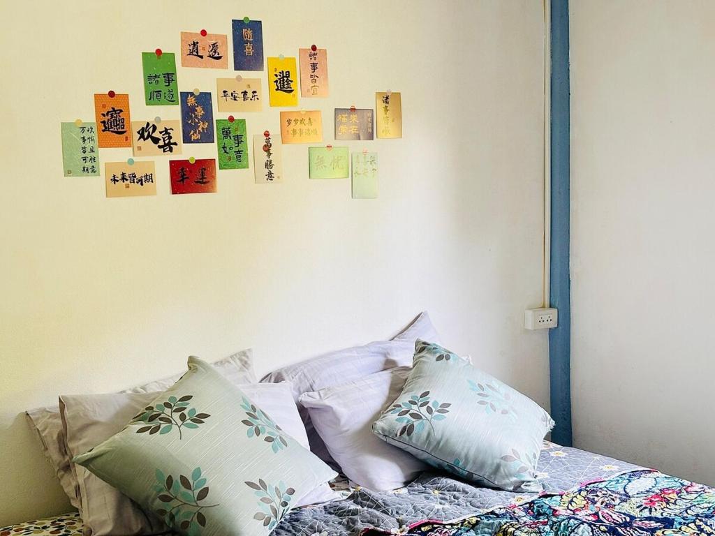 Ένα ή περισσότερα κρεβάτια σε δωμάτιο στο Baan Ruslan House
