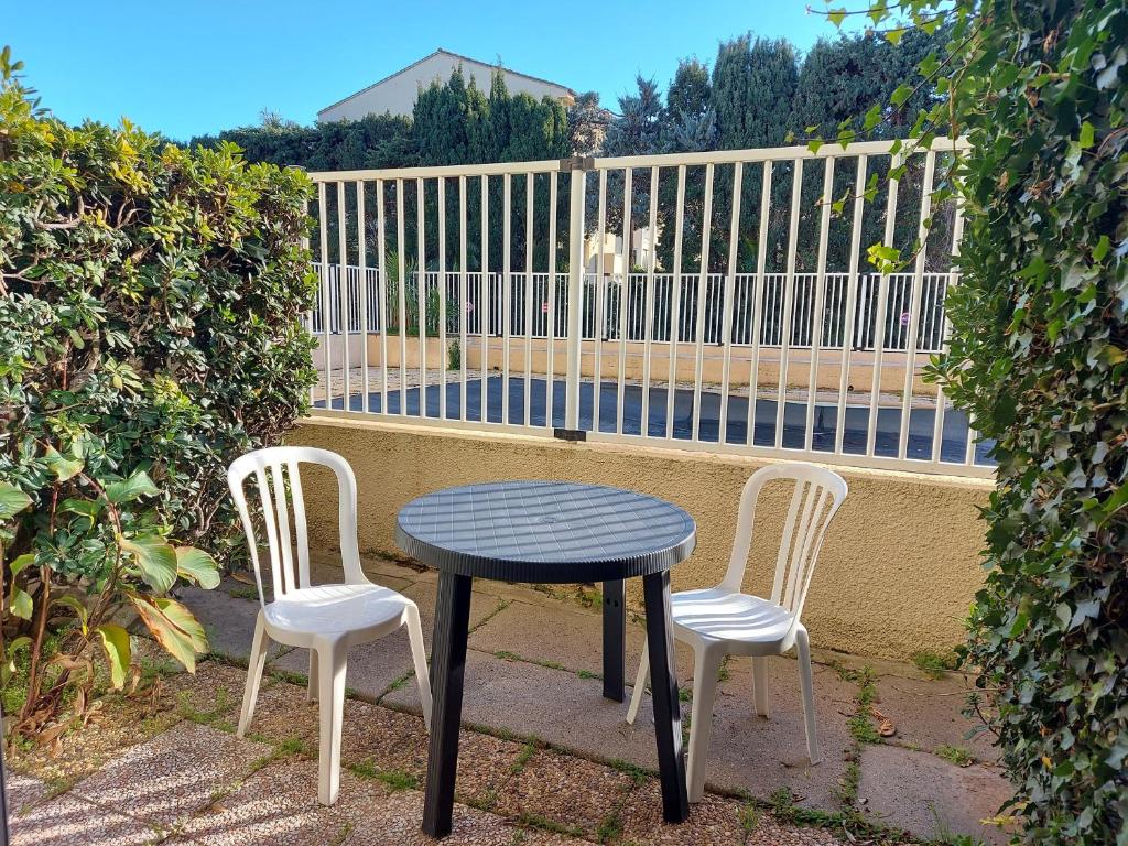 2 chaises, une table et 2 chaises dans l'établissement Studio Cabine 4 Pers. avec Wifi, Piscine, Parking à 500m de la Plage d'Argelès - FR-1-776-54, à Argelès-sur-Mer