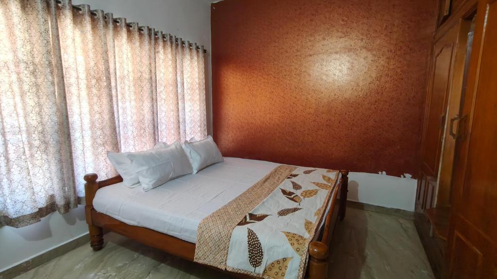 Postel nebo postele na pokoji v ubytování Flintstone Home