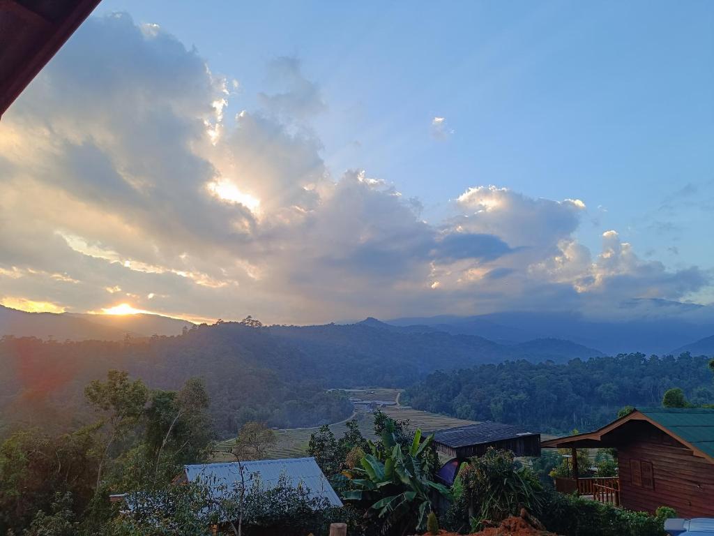 a view of the sunset from a house at อินทนนท์สุขุมทิพย์ โฮมสเตย์ in Ban Yang