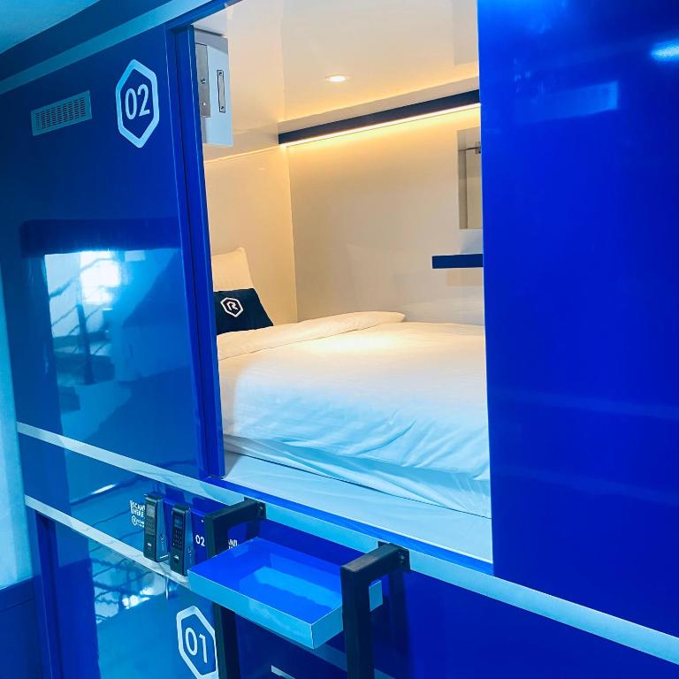 Postel nebo postele na pokoji v ubytování Rosalyne Sleepbox Denpasar Bali