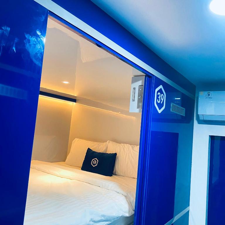 Postel nebo postele na pokoji v ubytování Rosalyne Sleepbox Denpasar Bali