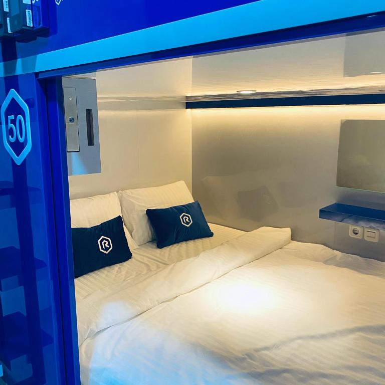 Postel nebo postele na pokoji v ubytování Rosalyne Sleepbox Denpasar Bali