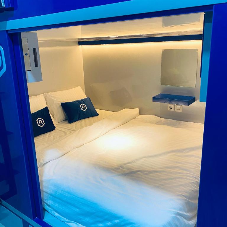 Postel nebo postele na pokoji v ubytování Rosalyne Sleepbox Denpasar Bali