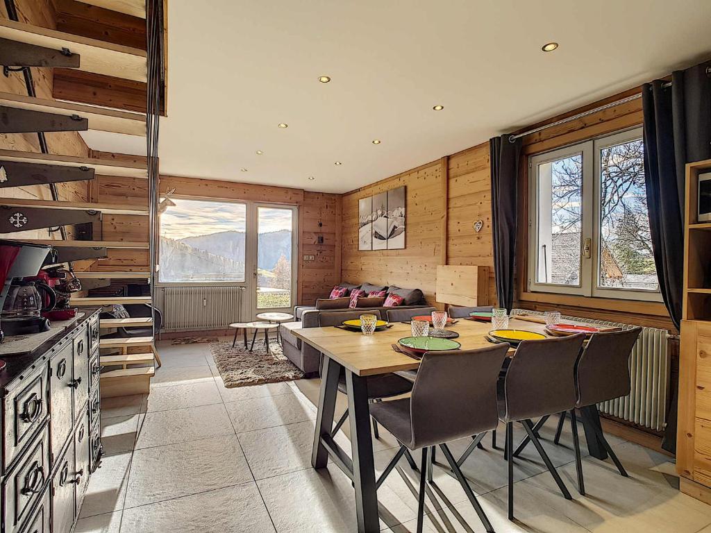 une cuisine et un salon avec une table et des chaises dans l'établissement La Clusaz : Appartement 6 pers, Mezzanine, Terrasse Sud - FR-1-818-7, à La Clusaz