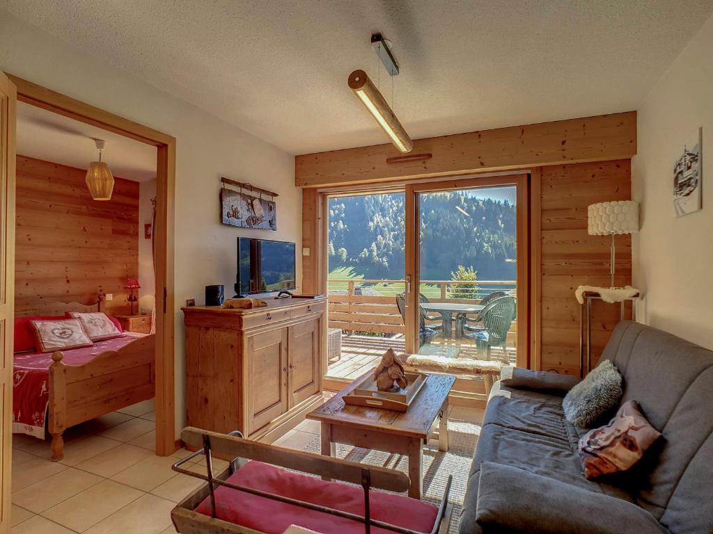 un salon avec un canapé, une télévision et une table dans l'établissement La Clusaz - Appt 6 pers, Terrasse, Garage - FR-1-818-18, à La Clusaz