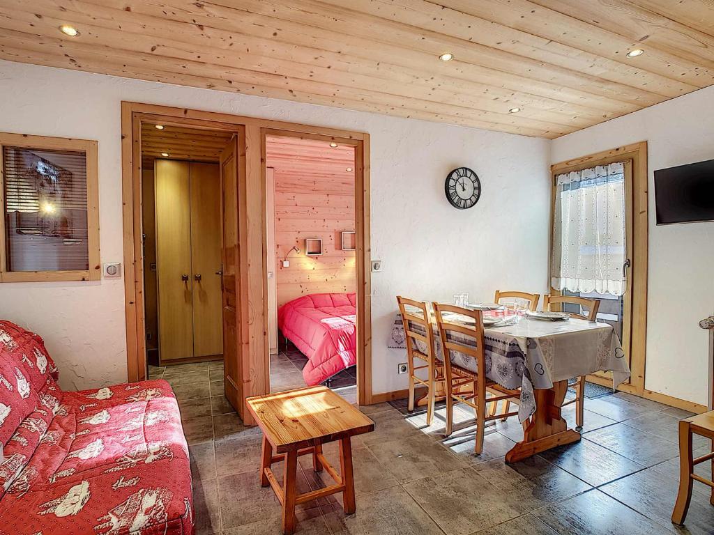 un salon avec une table et une chambre dans l'établissement Appartement cosy à La Clusaz avec balcon, 4 pers, Wifi inclus - FR-1-818-25, à La Clusaz