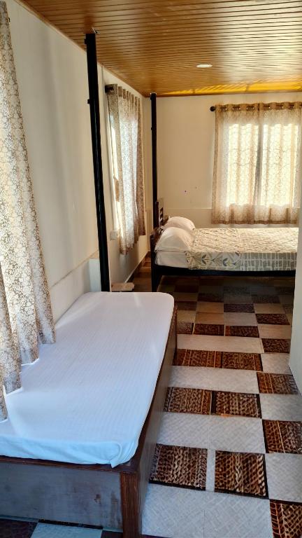Postel nebo postele na pokoji v ubytování Flintstone Home