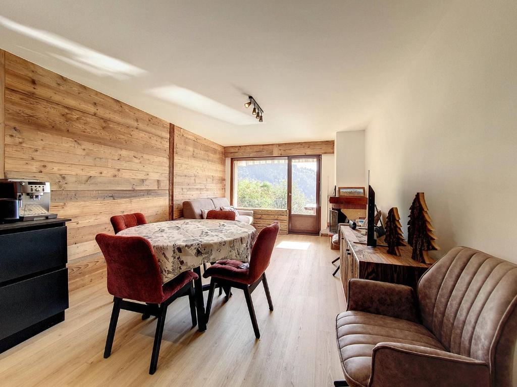 une cuisine et une salle à manger avec une table et des chaises dans l'établissement La Clusaz: Appartement 6 pers, 2 chambres, balcon, garage - FR-1-818-30, à La Clusaz