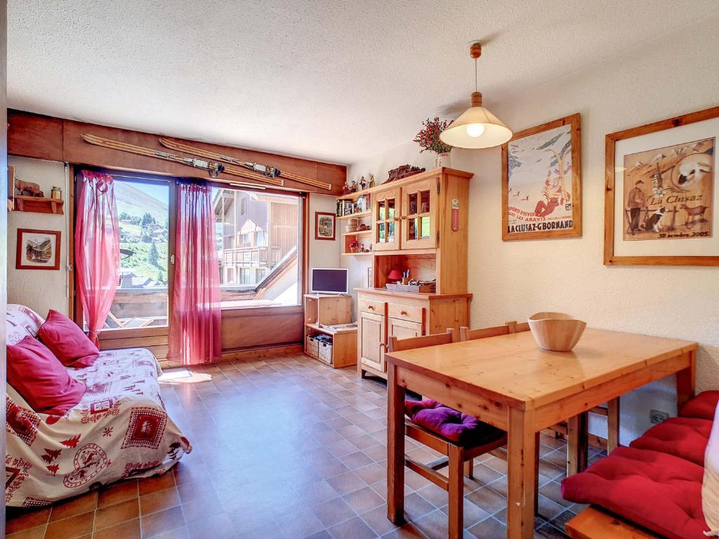 un salon avec une table et un canapé dans l'établissement La Clusaz - Apt 4 pers, cheminée, garage, WiFi - FR-1-818-38, à La Clusaz