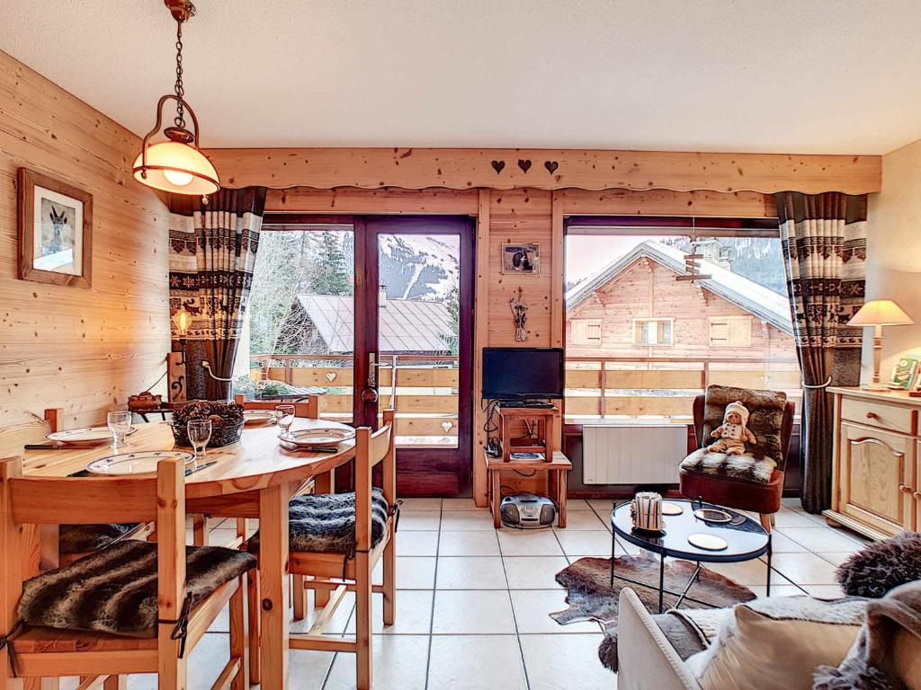 une cuisine et un salon avec une table et un canapé dans l'établissement La Clusaz : Apt 4 pers, balcon, parking, 1 ch, ski garage - FR-1-818-64, à La Clusaz