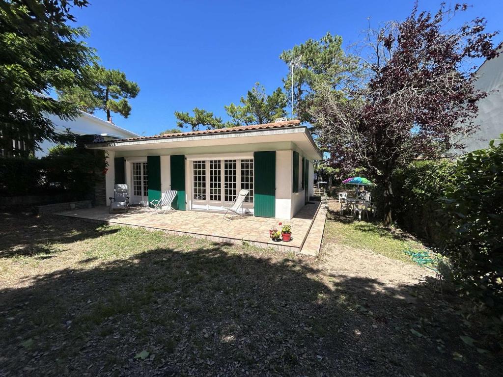 Cette petite maison dispose d'une terrasse dans la cour. dans l'établissement Maison cosy près plage avec jardin et parking - FR-1-224C-332, à Saint-Jean-de-Monts