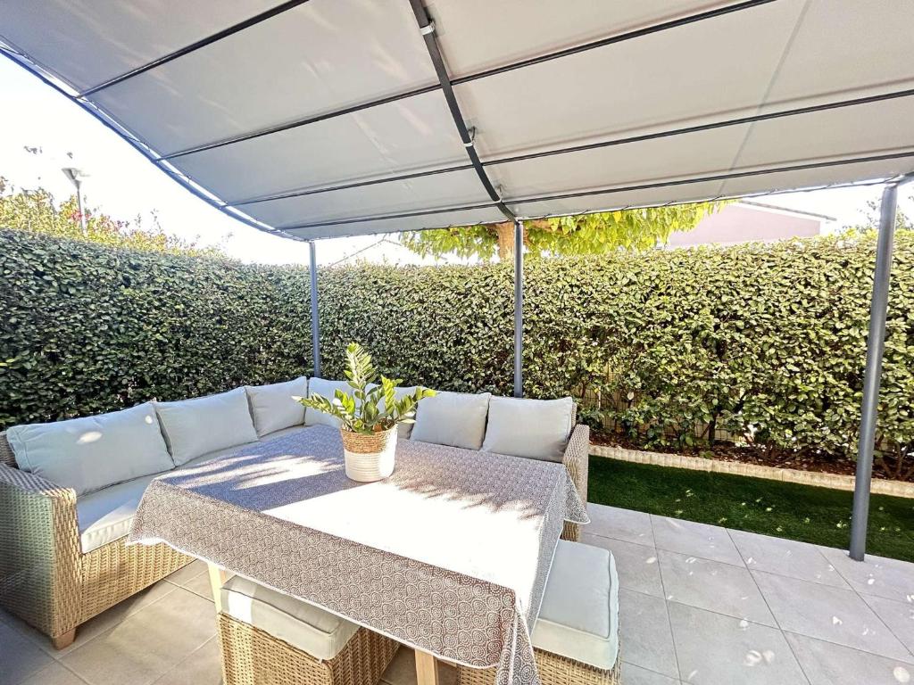 - une table et des chaises sous un parasol sur la terrasse dans l'établissement Mazet 3 pièces avec jardin, climatisation et parking au Muy - FR-1-226-554, au Muy