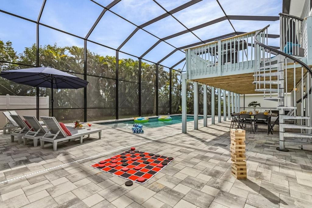 una casa de cristal con piscina, mesa y sillas en Luxury 6 Bedroom Vacation Home with Private Pool, en Cabo Coral