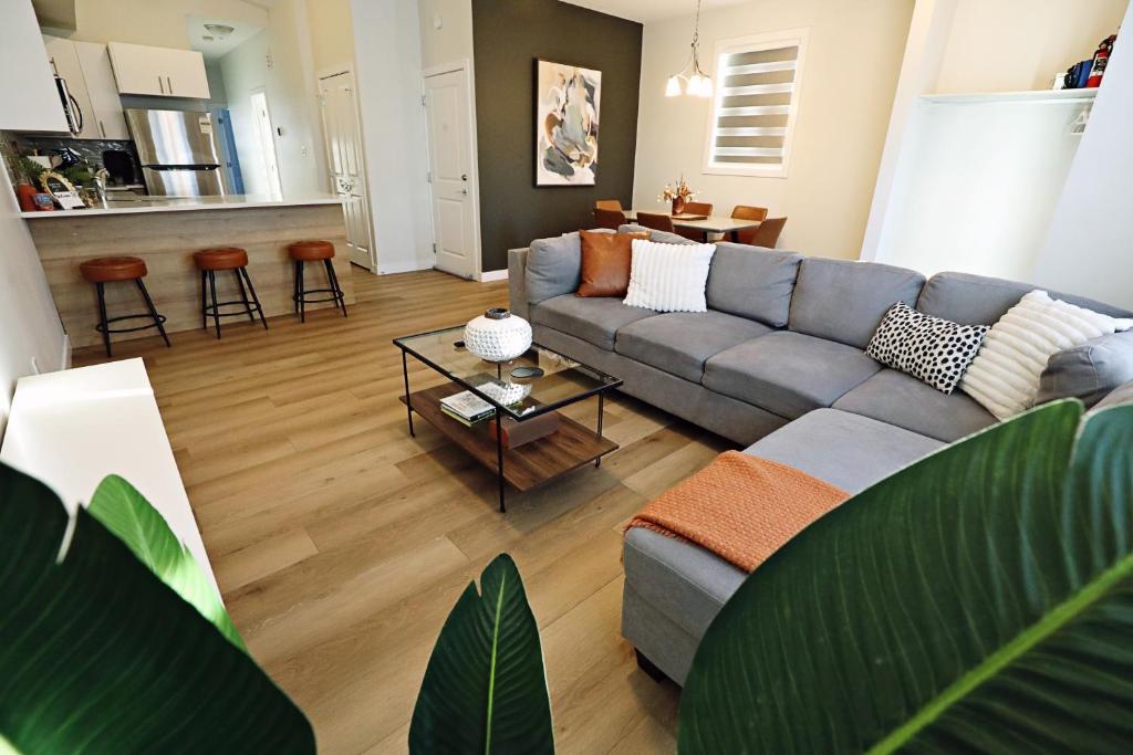 Posezení v ubytování Downtown 3 Queen Beds, AC, Double Garage, Disney