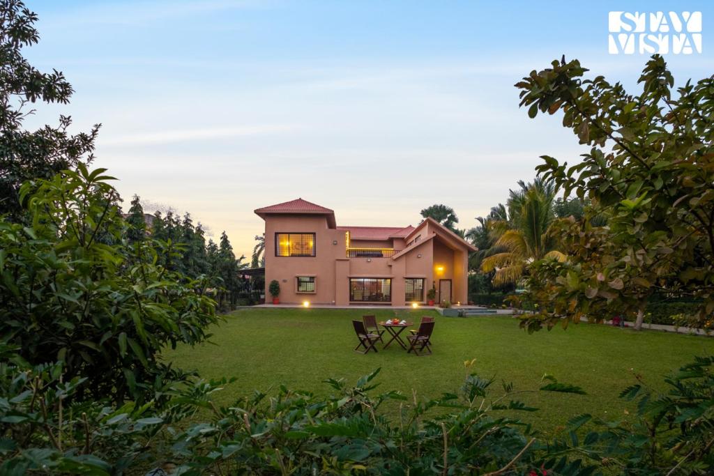 Zahrada ubytování StayVista at Simply Beige with Jacuzzi, Wi-Fi, BBQ