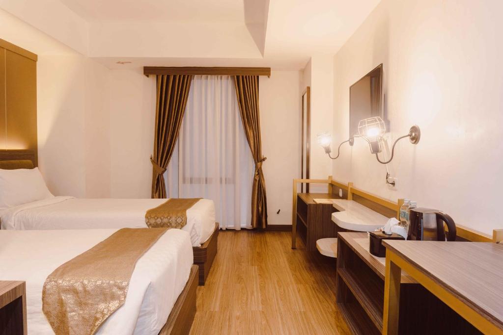 Postel nebo postele na pokoji v ubytování Fahira Hotel Syariah Bukittinggi