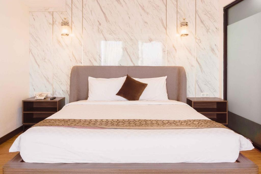 Postel nebo postele na pokoji v ubytování Fahira Hotel Syariah Bukittinggi