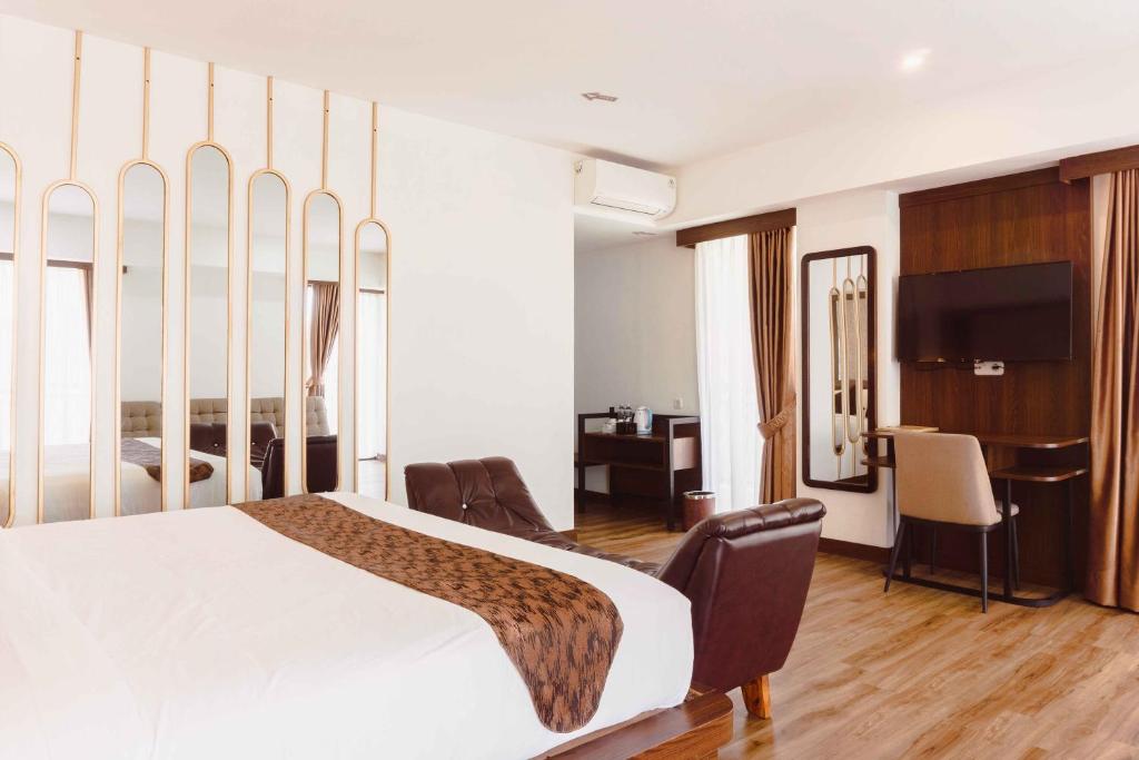 Postel nebo postele na pokoji v ubytování Fahira Hotel Syariah Bukittinggi