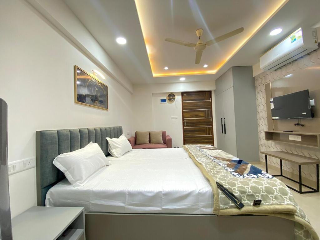 Ένα ή περισσότερα κρεβάτια σε δωμάτιο στο Fully furnished luxury studio flat apartment in Jaipur free wifi