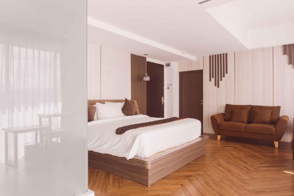 Postel nebo postele na pokoji v ubytování Fahira Hotel Syariah Bukittinggi