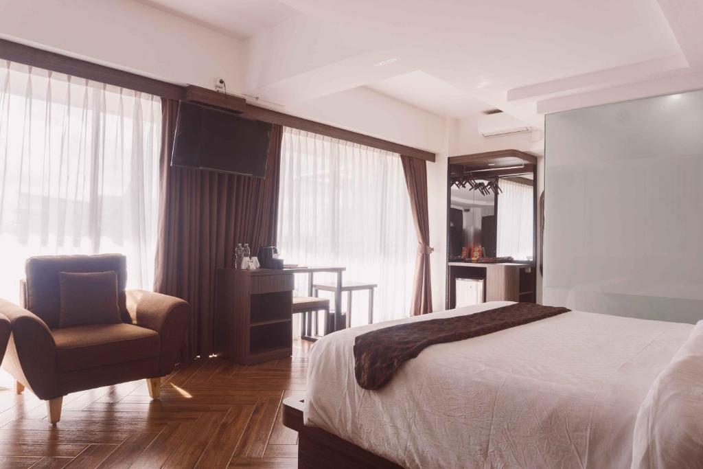 Postel nebo postele na pokoji v ubytování Fahira Hotel Syariah Bukittinggi