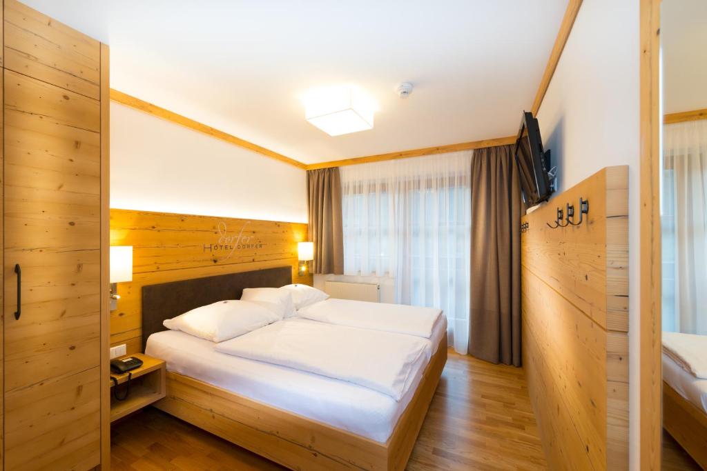 Postel nebo postele na pokoji v ubytování Hotel Dorfer