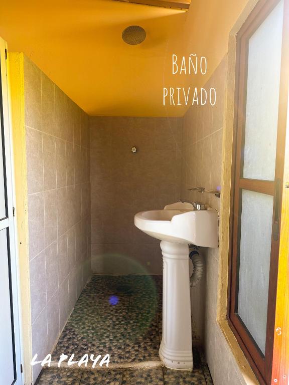 Ένα μπάνιο στο Hotel La Playa