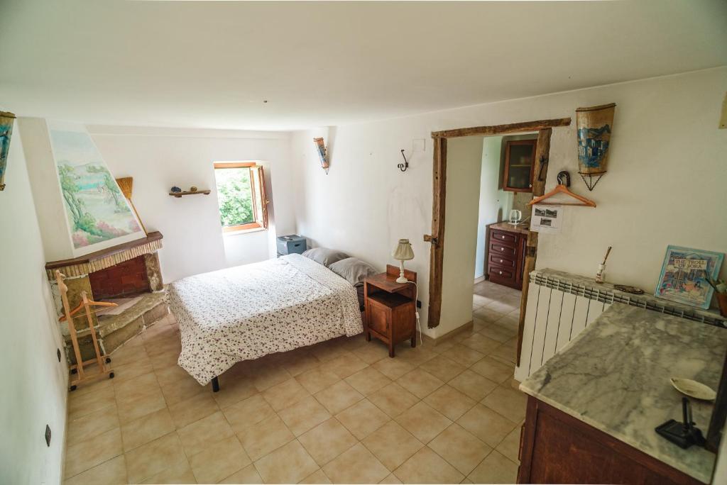 ein Schlafzimmer mit einem Bett und einem Tisch in einem Zimmer in der Unterkunft Stonehouse apartments in Forcella