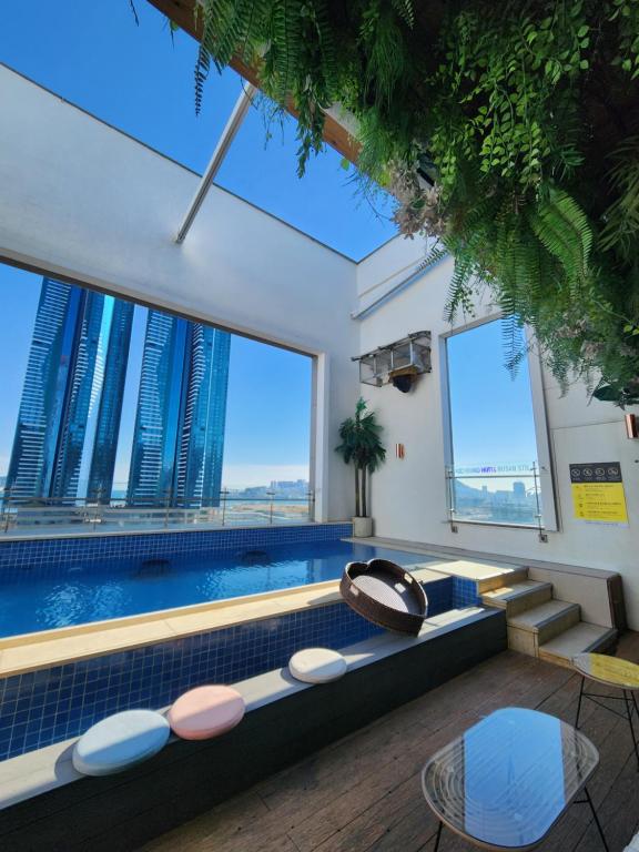 Bazén v ubytování Hound Hotel Busan Station nebo v jeho okolí