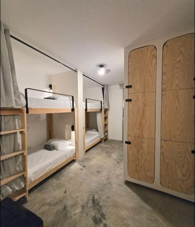 Postel nebo postele na pokoji v ubytování HOM Hostel Boutique
